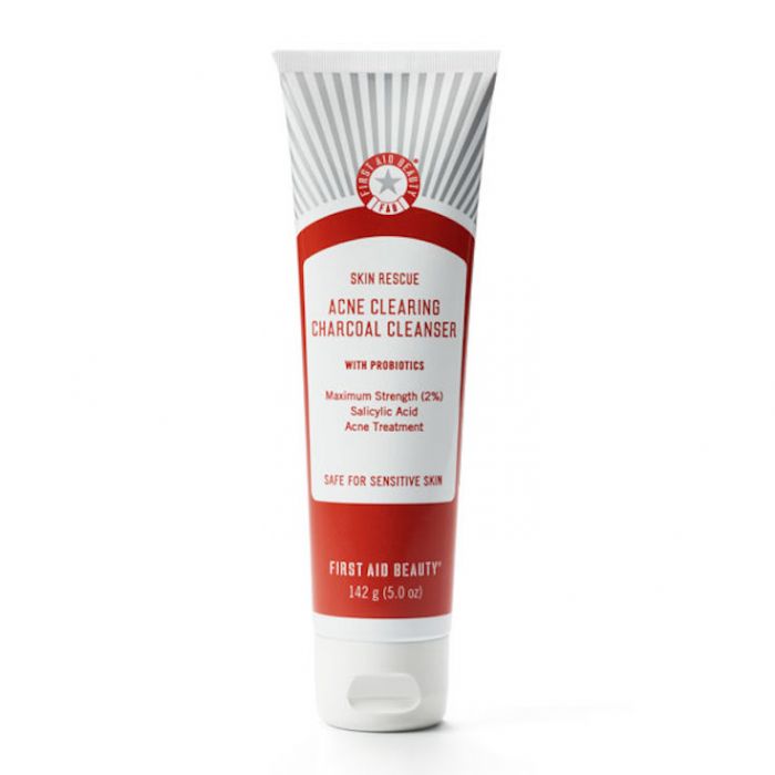 First Aid Beauty Skin Rescue Acne Clearing Charcoal Cleanser with Probiotics. (Suministrada)