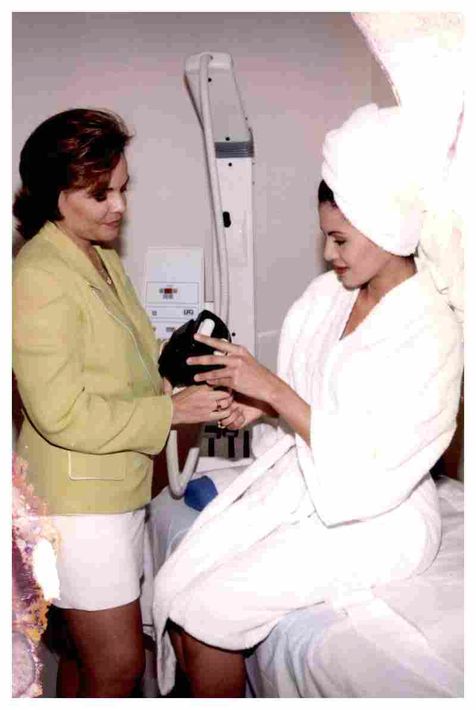 La experta Maribel Castrodad también trabajó mano a mano con los certámenes de belleza locales. En esta foto aparece junto a Miss Universe Puerto Rico 1998, Joyce Giraud. (Foto: Suministrada)