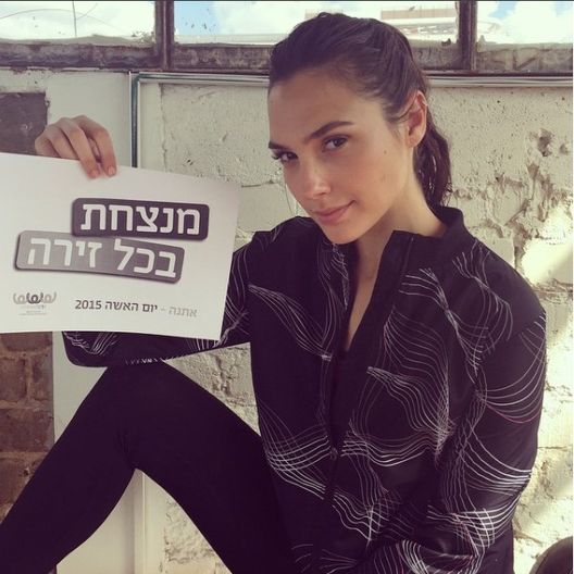 Lista para el combate. La actriz israelí hizo el servicio militar obligatorio en su país. En distintas ocasiones ha dicho sentirse orgullosa de haber formado parte de la Fuerza de Defensa de Israel durante 2 años. En ese tiempo adquirió conocimientos de combate y manejo de armas. (Instagram/ @gal_gadot)