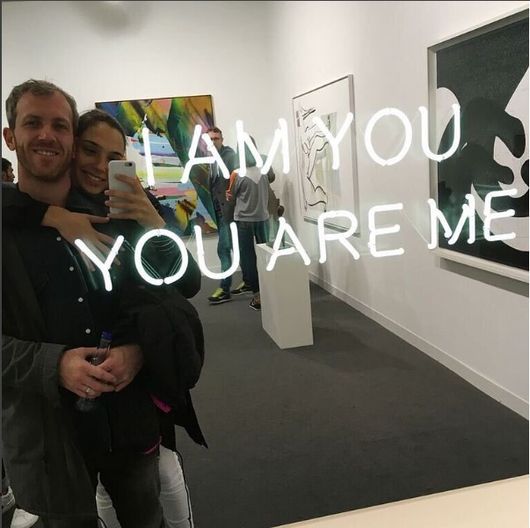 En tiempos de relaciones efímeras, la actriz mantiene una sólida relación con su pareja de toda la vida, el empresario Yaron Varsano, con quien tiene dos niñas: una recién nacida y la mayor de siete años. (Foto: Instagram/ @gal_gadot)
