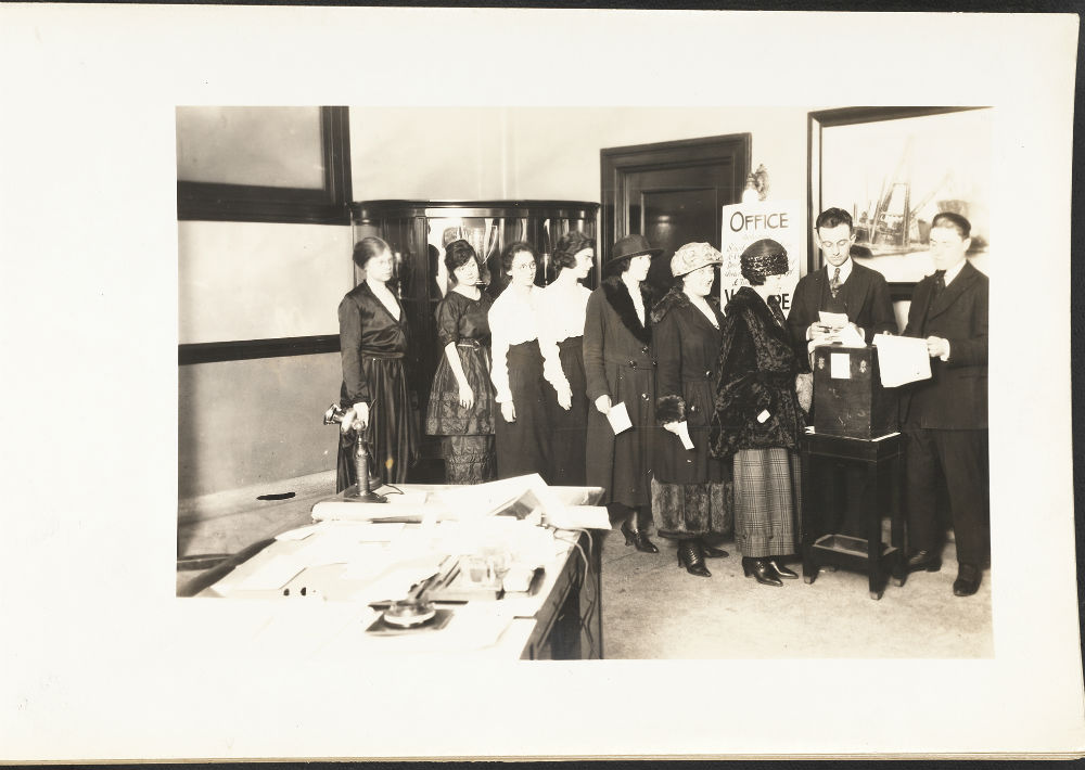 Mujeres votan en las oficinas centrales de Morse Dry Dock & Repair Co., 1920, Museum of the City of New York, Colección fotográfica, X2013.132.10
