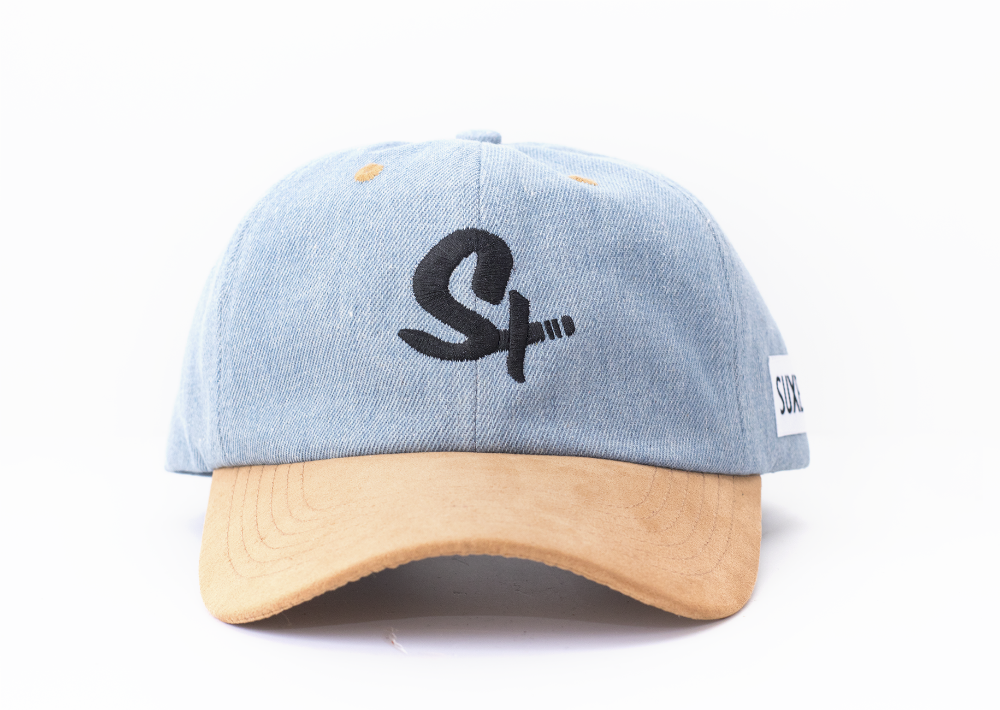 2. Gorra – Su función principal es proteger tu rostro de los rayos del sol. No obstante, es un accesorio que contribuye a que logres ese “look” urbano, mientras te quita la preocupación de cómo tienes el cabello. Gorra de la línea puertorriqueña Suxess Clothing, disponible en https://suxessclothing.com (Foto: Suministrada)