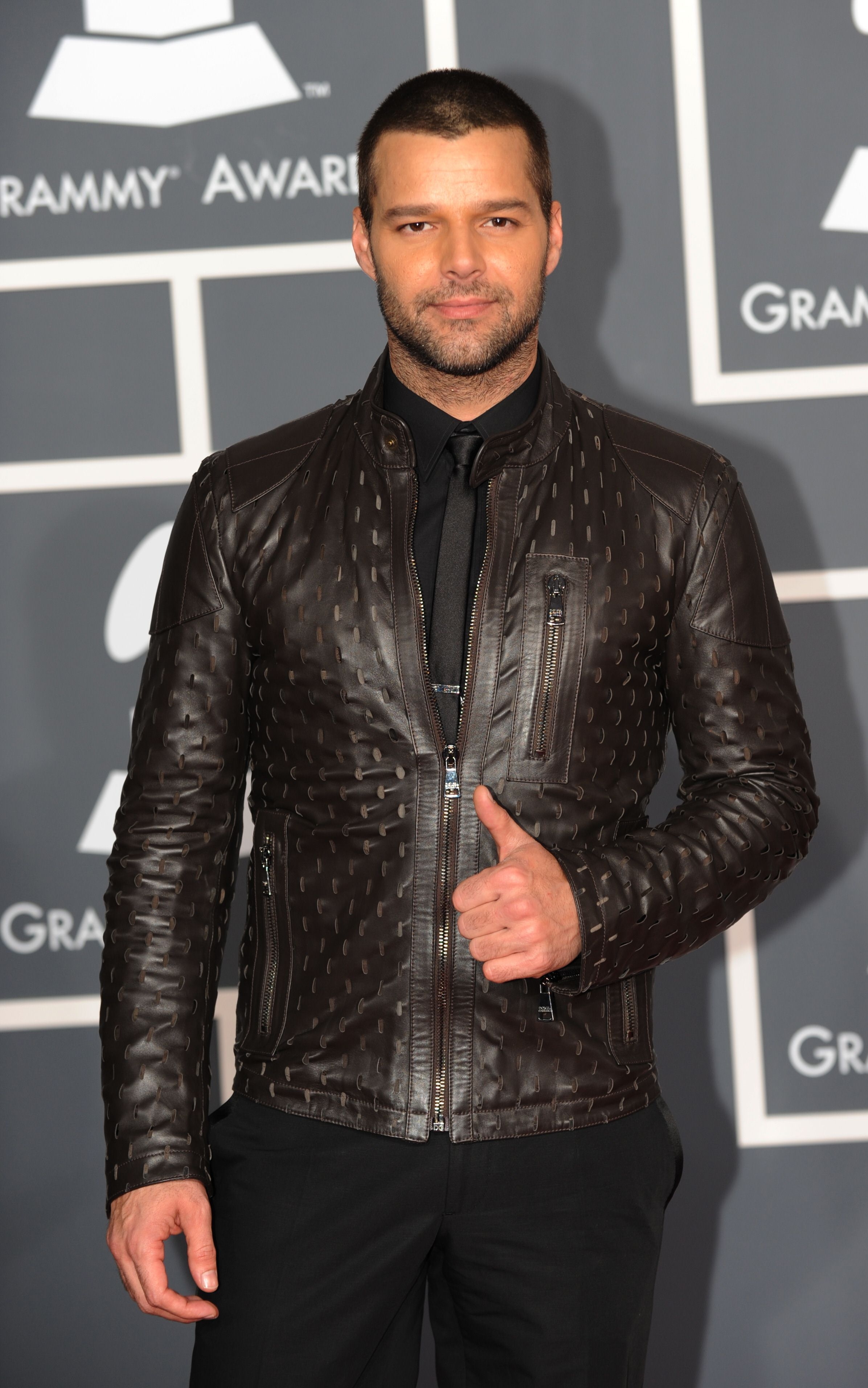 La chaqueta de cuero fue el punto focal de su vestimenta durante los Grammy de 2010. (Archivo)