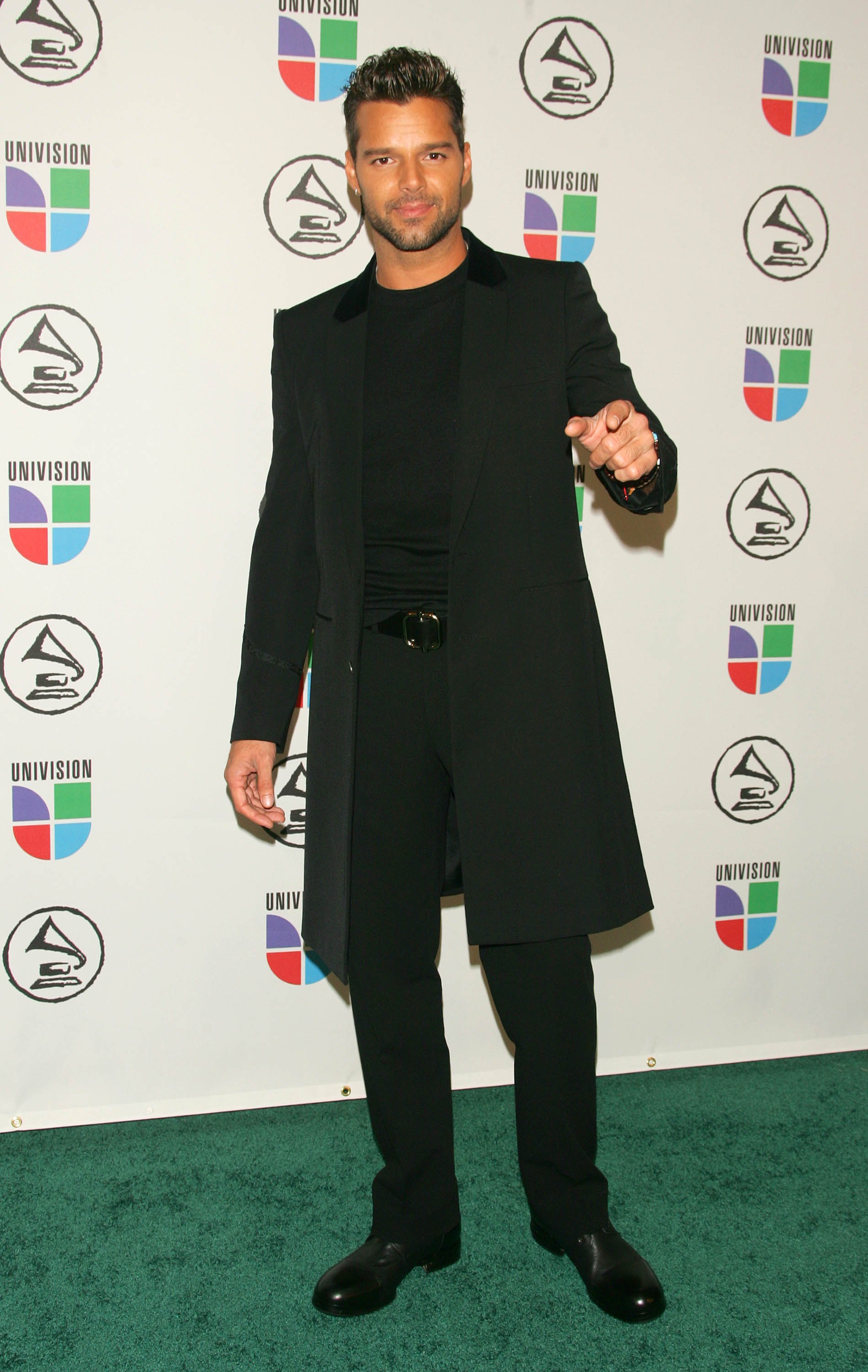 Con chaqueta larga y un estilo monocromático asistió a la entrega de los Latin Grammy en 2006. (Archivo)