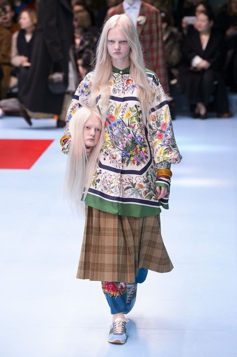 Alessandro Michele presentó en Milán, para Gucci, un desfile con modelos con cabezas decapitadas.