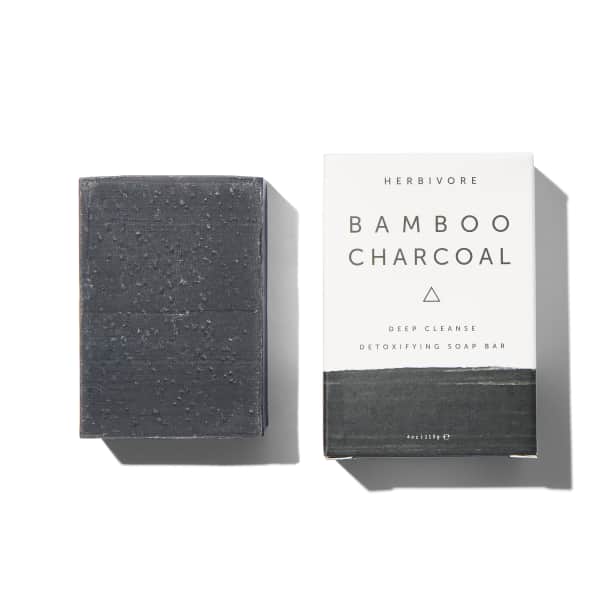 Herbivore Bamboo Charcoal Detoxifying Soap Bar. (Suministrada)
