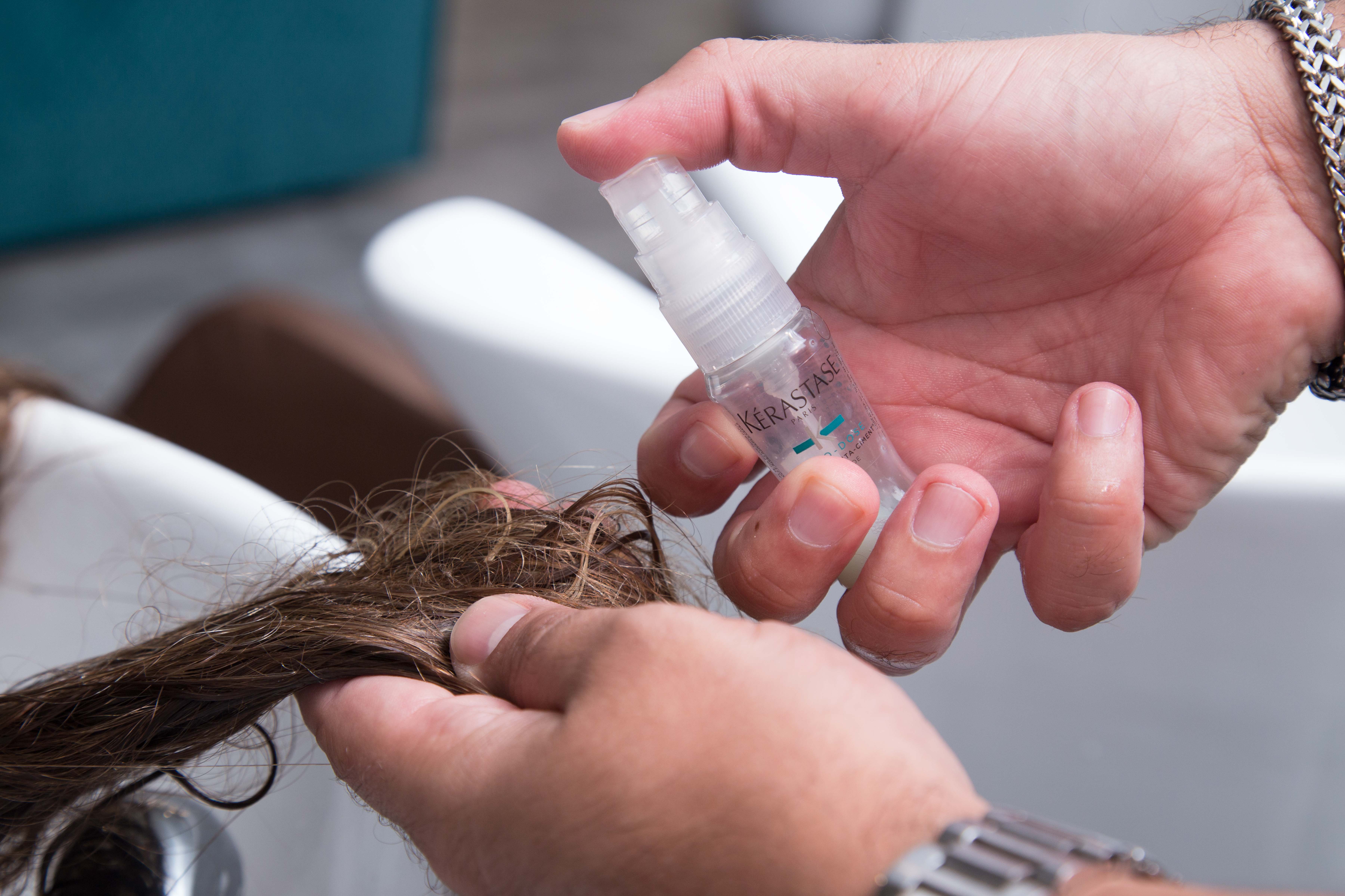 Se aplica directamente por todo el cabello y luego se enjuaga con agua .