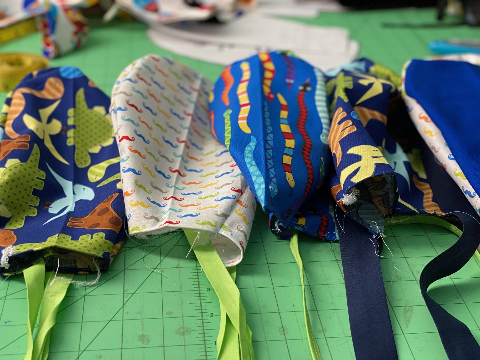 La diseñadora ha creado gorros quirúrgicos para proteger el cabello de doctores y enfermeras y evitar tener que lavarlo a diario. (Suministrada)