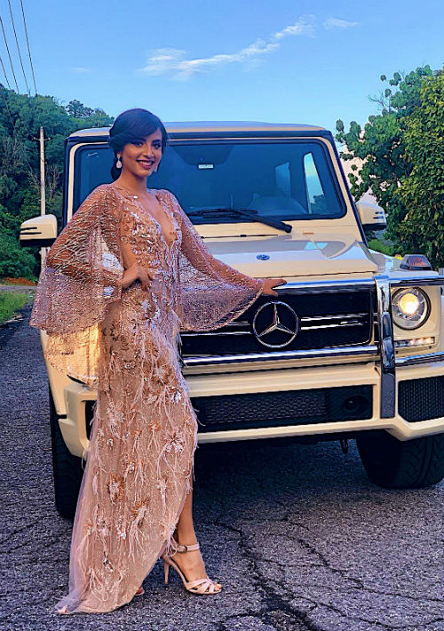 Una graduando modela un vestido confeccionado por Darleen. (Suministrada)