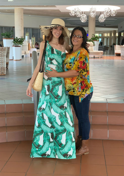 La joven junto a su madre, Teresita Correa. (Suministrada)
