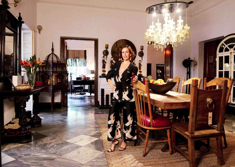 Una imagen de la española Patricia Fernández Ortiz en un salón de su casa de Calcuta. (Foto: EFE/ Subir Halder)