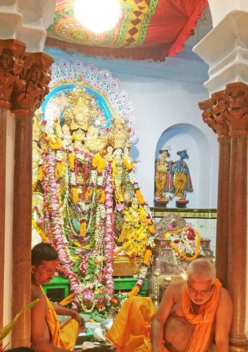 Diosa de la fortaleza, la fertilidad y la victoria, Durga (al fondo con sus adornos, es avatar de Parvati, la esposa de Shiva quien, junto a Vishnu y Brahma, son los tres dioses (Trimurti) más importantes de la mitología hinduista. (Foto: EFE/Marga Sánchez Pacheco)