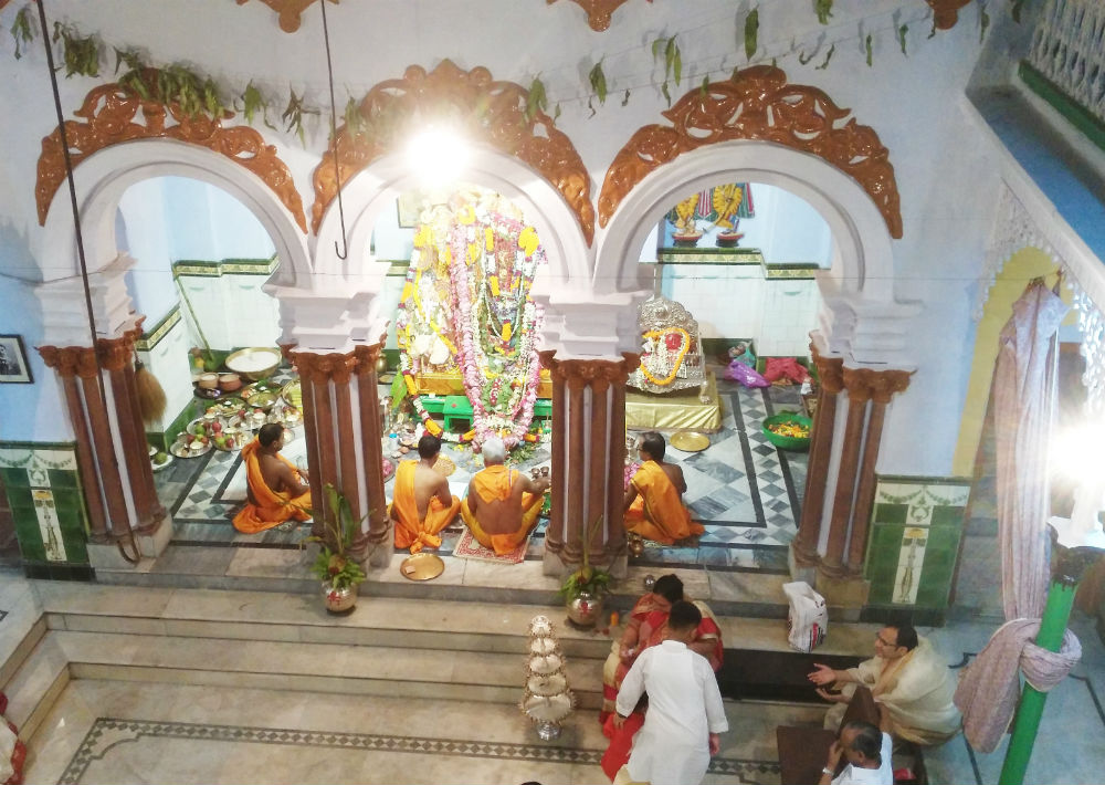 Una casa palacio de tres pisos de principios del siglo pasado (haveli) construida por mercaderes y propiedad de la familia del marido de Patricia, alberga cada otoño, desde hace generaciones, uno de los rituales más sagrados de Bengala, el denominado Durga Puja (adoración) en honor a esta diosa hindú. (Foto: EFE/Marga Sánchez Pacheco)