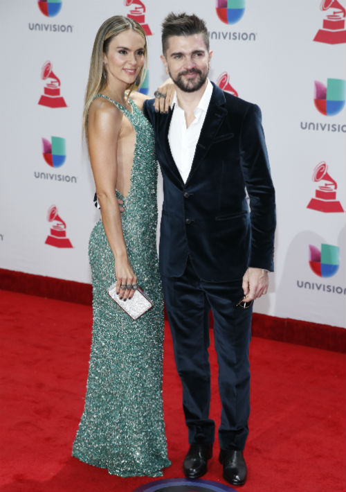 Juanes y Karen Martínez (AP)
