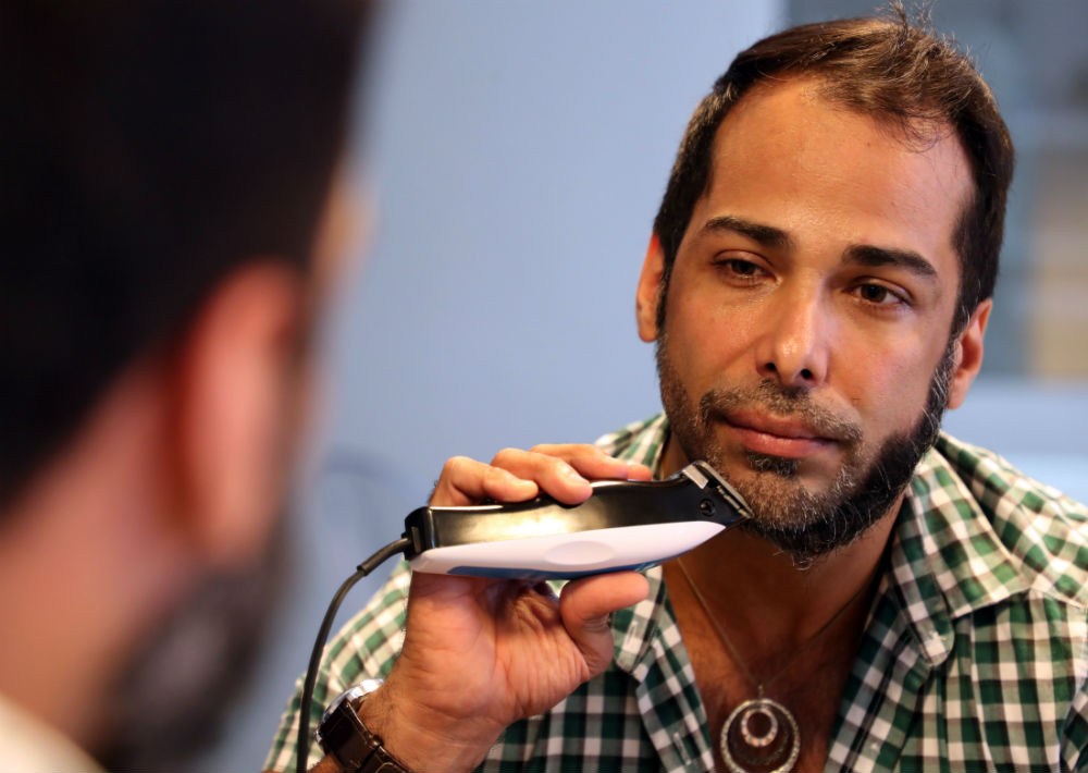 El diseñador se sentó frente a un espejo y eliminó su pronunciada barba. (Juan Luis Martínez/ GFR Media)