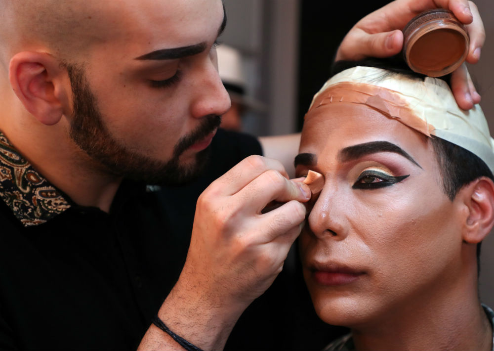 Fue maquillado, sin verse durante tres horas, por el joven maquillista y transformista Cheyenne Cruz, intérprete del personaje Angelina Bee. (Juan Luis Martínez/ GFR Media)