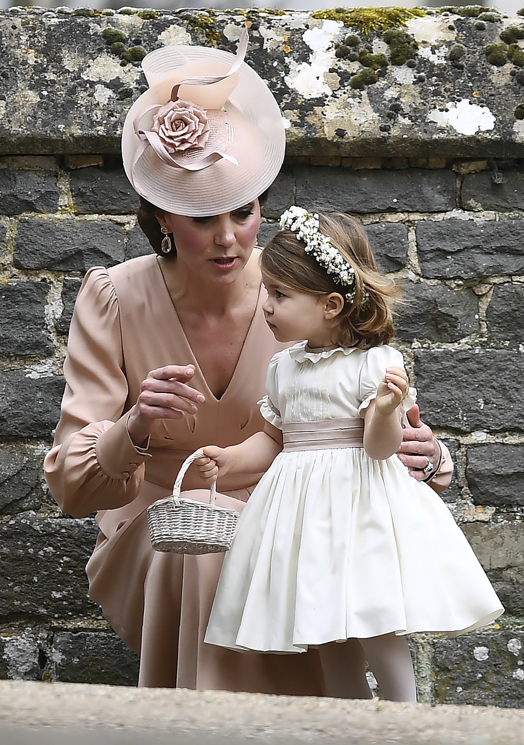 La duquesa junto a la pequeña Carlota (AFP PHOTO / POOL / Justin TALLIS)