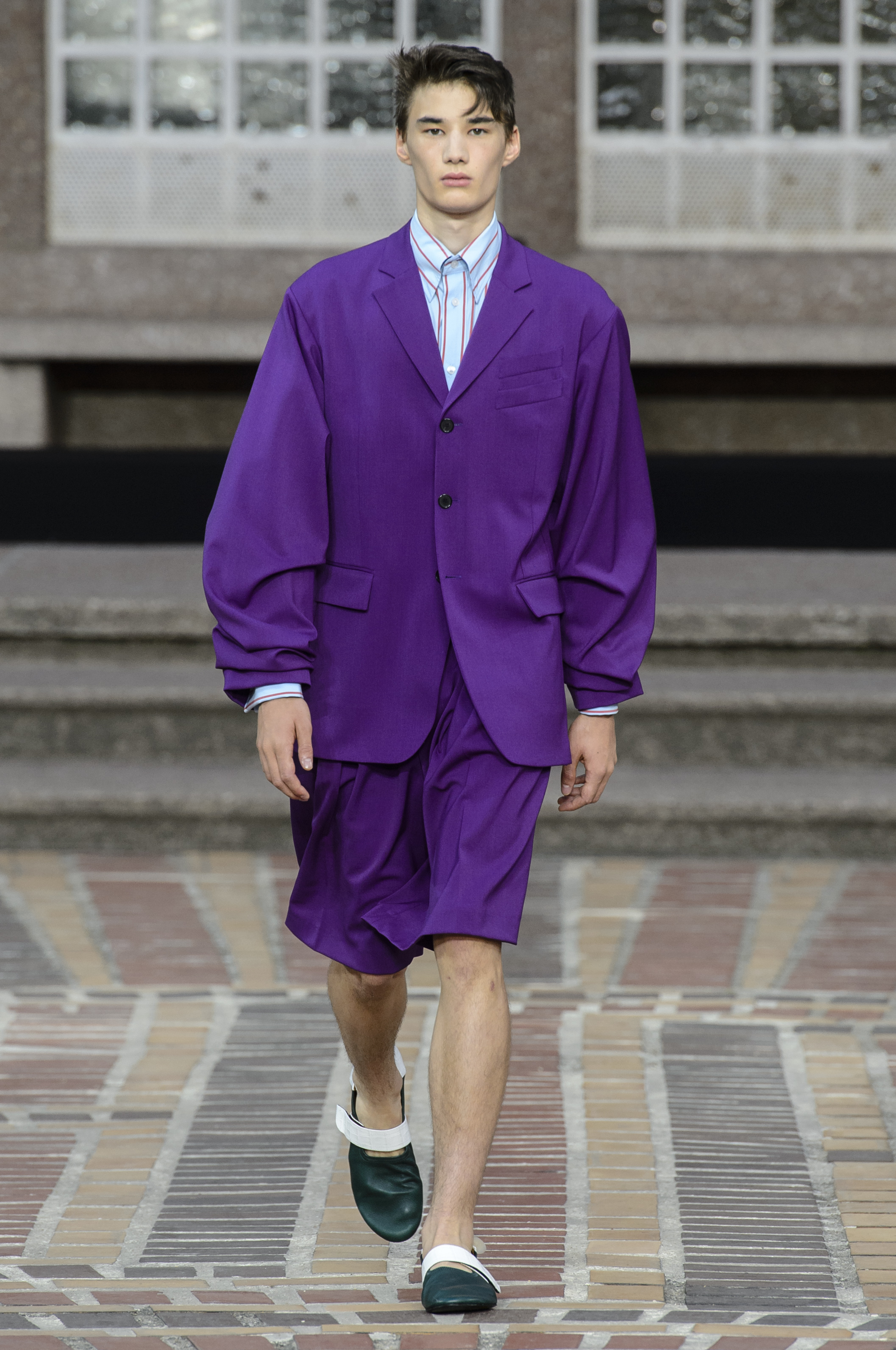 Traje con pantalones cortos by Kenzo. Foto WGSN.