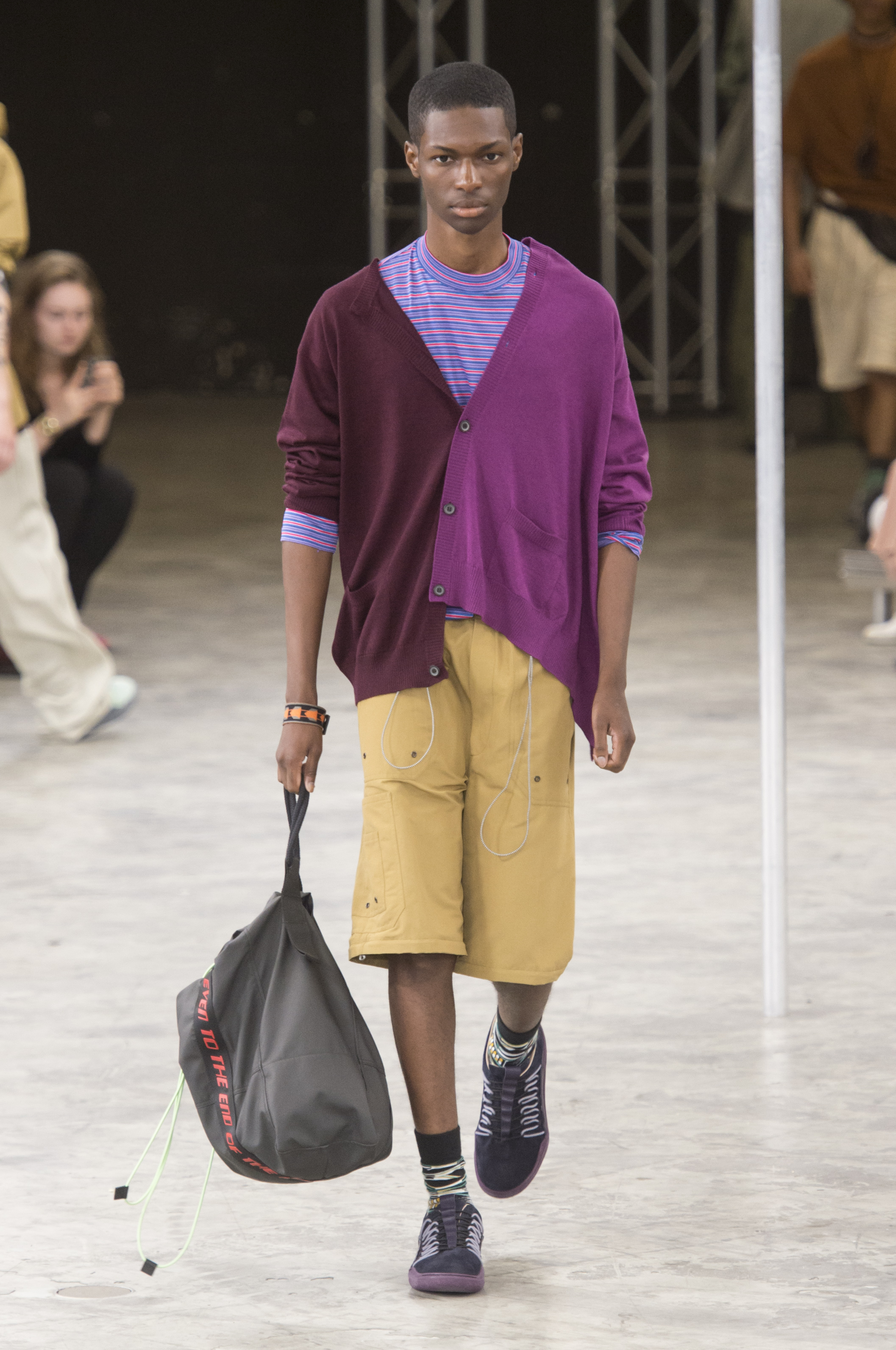 Chaqueta morada por Lanvin. Foto WGSN.
