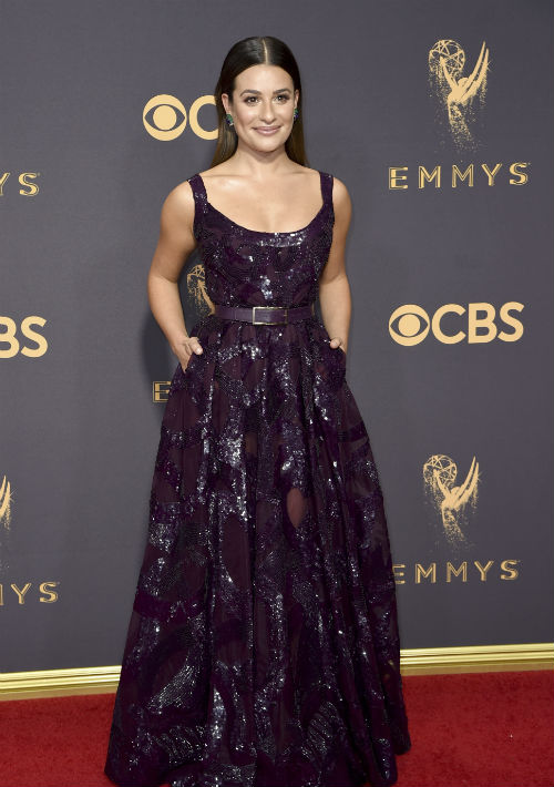 Lea Michele se decantó por el color vino con un vestido con un aspecto brilloso líquido, de Elie Saab. (AP)