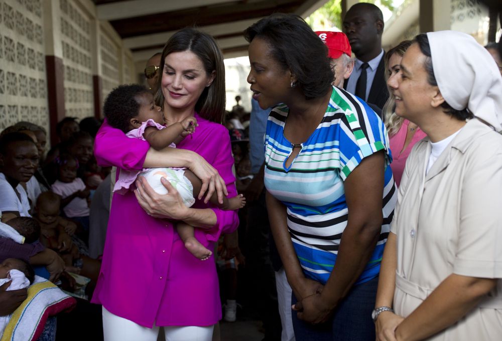 A finales de mayo la reina Letizia visitó comunidades de escasos recursos en la provincia de Azúa, en República Dominicana. (Foto: Archivo)