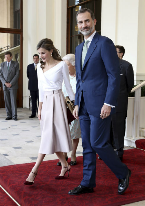 Si en algo Letizia no ha sido muy arriesgada es en su peinado, pues siempre ha mantenido un estilo mediano en capas y en su tono castaño natural con destellos más claros.