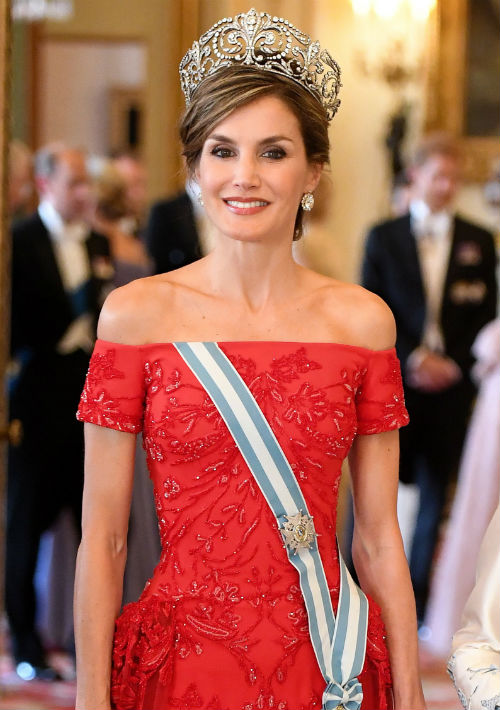 Letizia ha demostrado que no le teme al rojo, color que ha seleccionado para actividades formales y de gala, como la que tuvieron este año en Londres con motivo de su viaje oficial.
