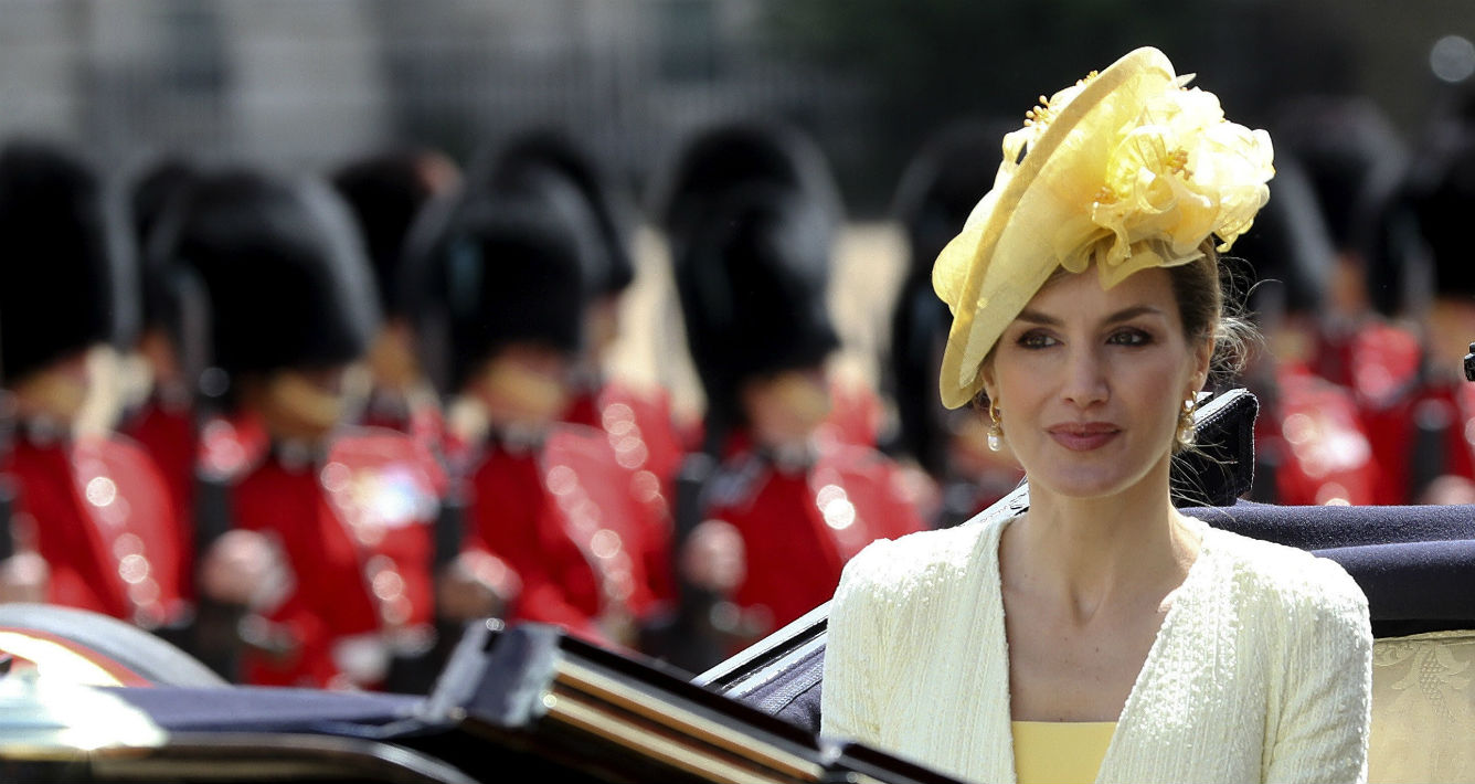 Foto de la caravana en la que participaron junto a la reina Elizabeth II de Inglaterra, visita en la que Letizia cautivó a muchos con su estilo.