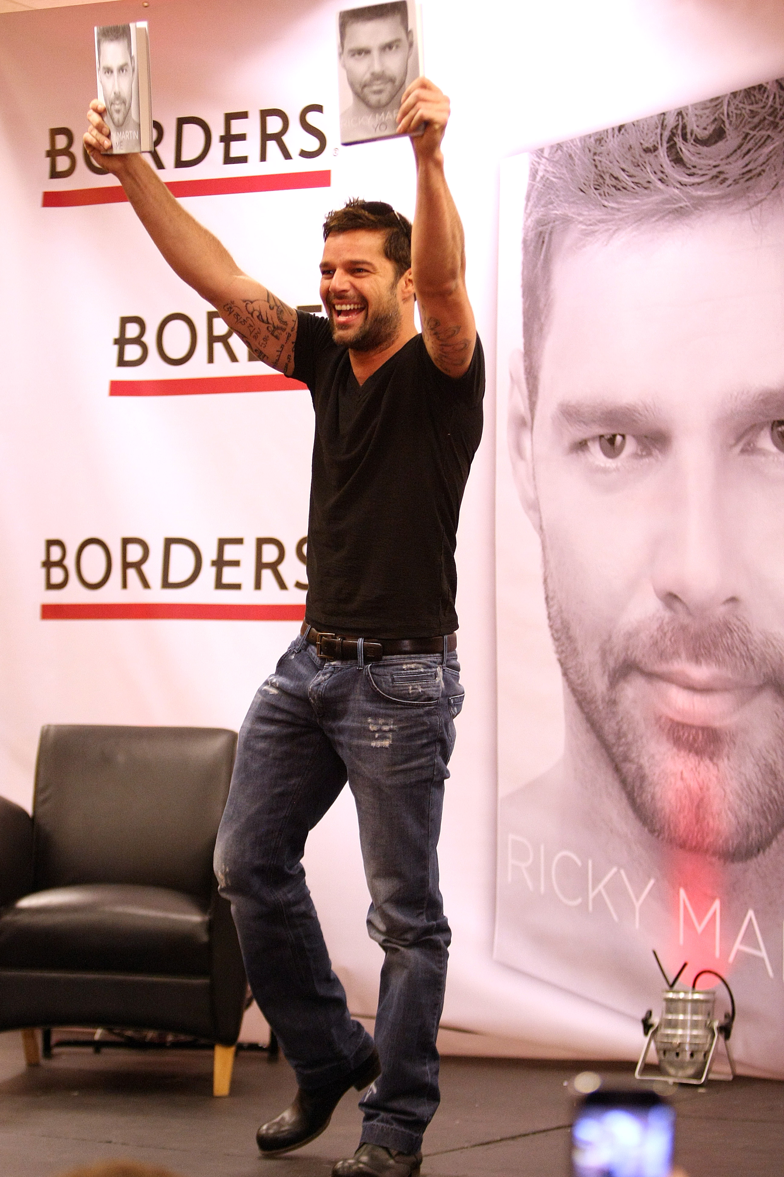 Una sencilla camiseta negra y mahones fue lo que utilizó para presentar en Puerto Rico su libro “Ricky Martin” en noviembre de 2010. (Archivo)