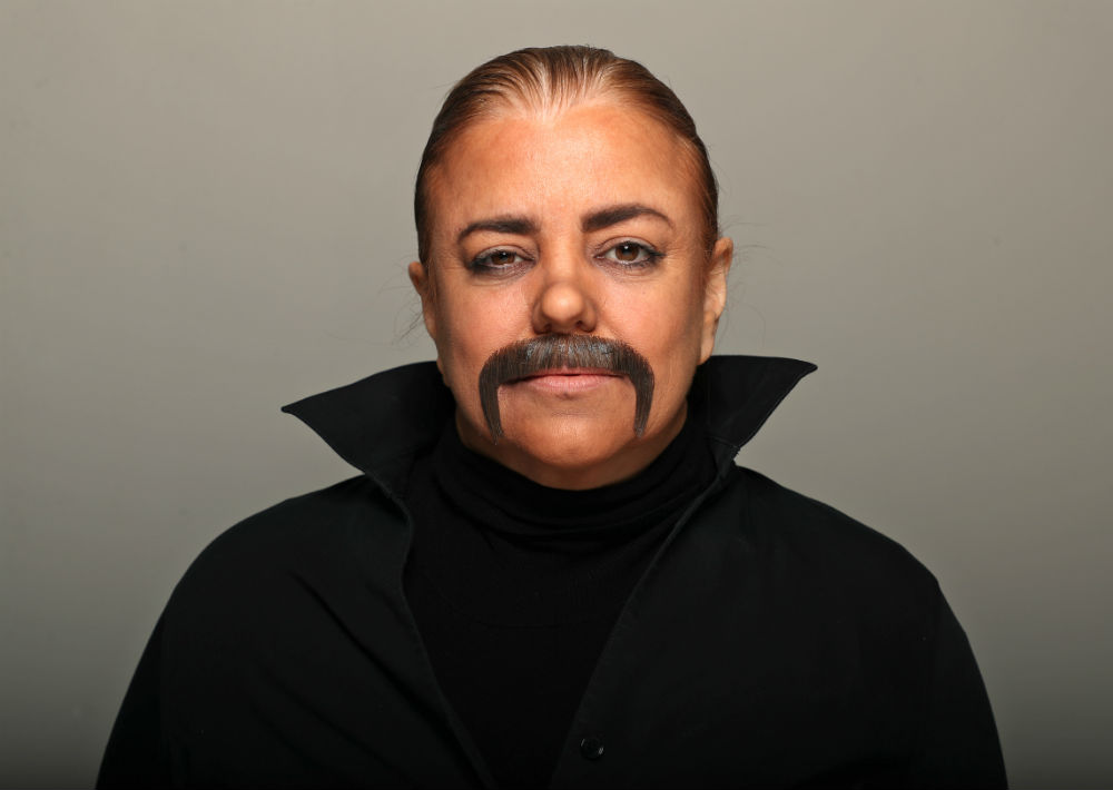 Un bigote y un sombrero completaron su transformación temporera. (Juan Luis Martínez/ GFR Media)