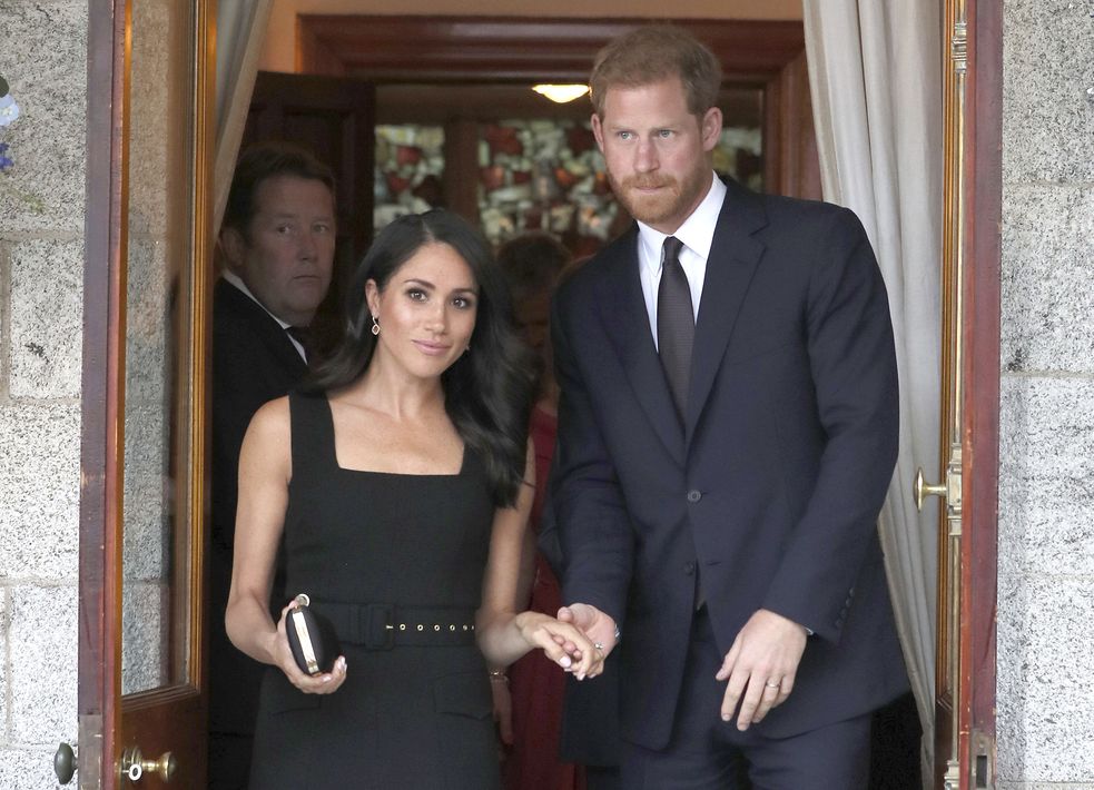 La fiesta de verano en la residencia del embajador británico en Dublin, Irlanda fue el escenario para luciera un vestido negro de manguillos anchos de Emilia Wickstead. (AP)
