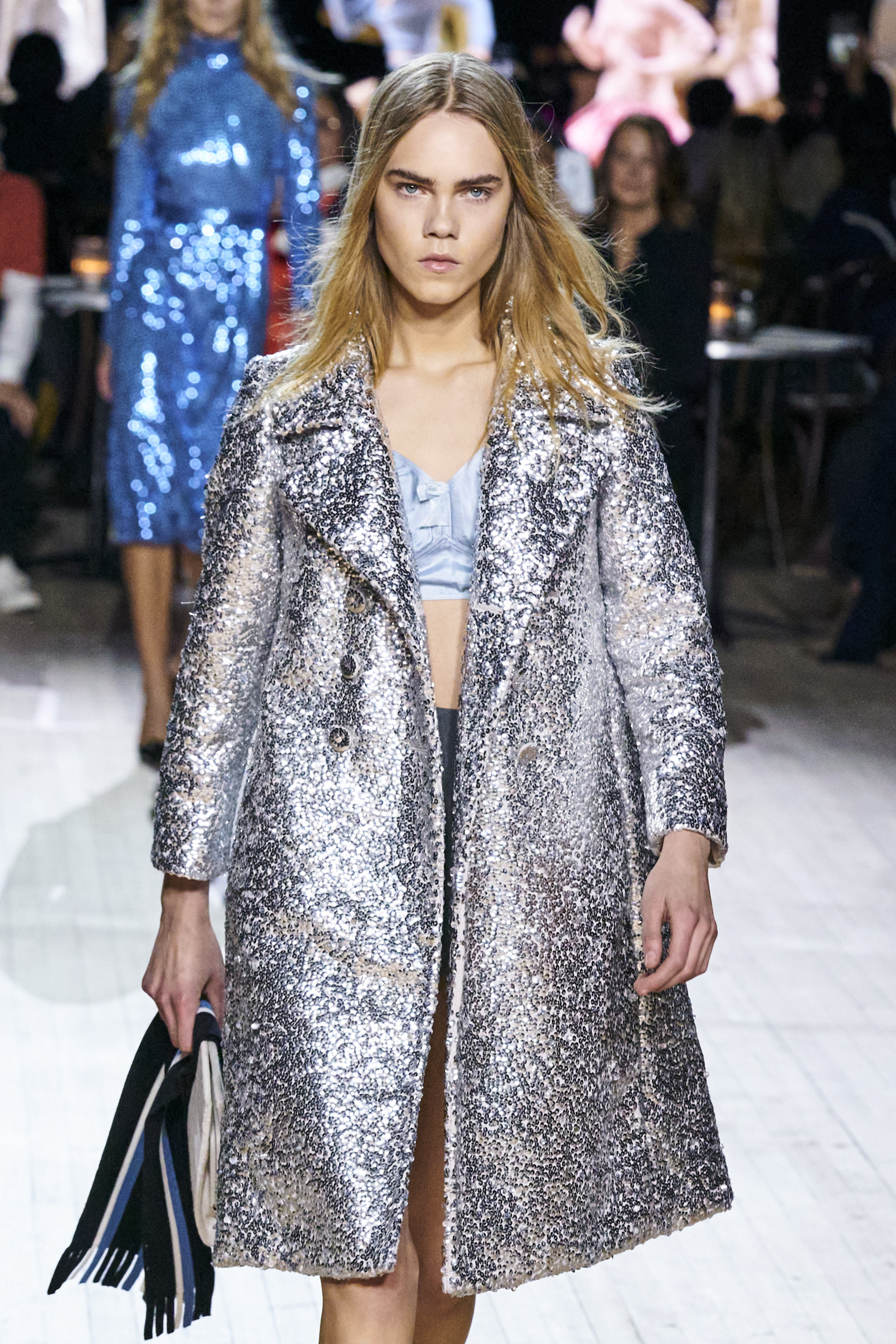 Atrévete a salir de la monotonía y lucir una chaqueta plateada. Esta prenda de vestir presentada por Marc Jacobs en su desfile para esta temporada, puede llevarla tanto con un vestido como con tu mahón favorito. (WGSN)