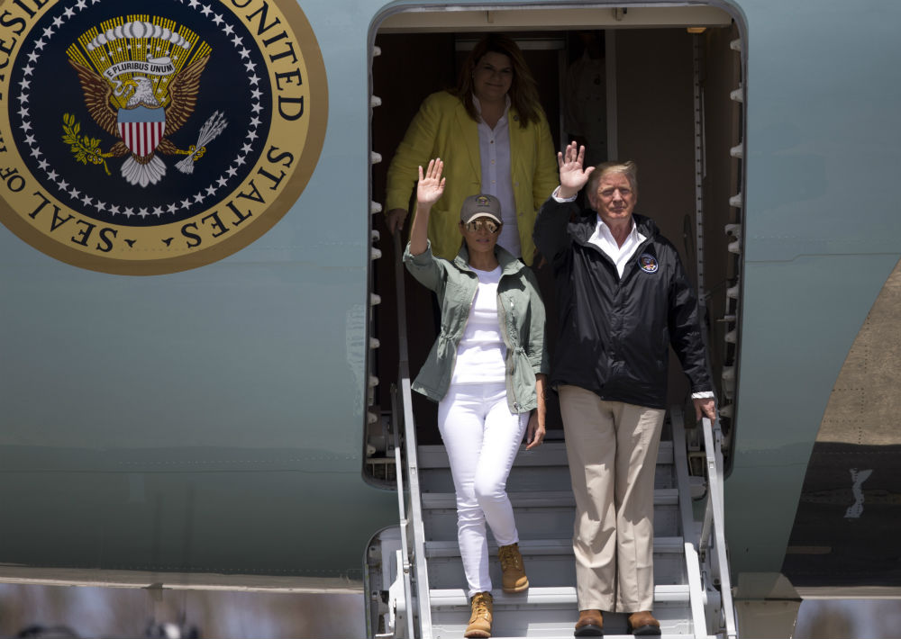 Previo a su llegada a la Isla, Melania se cambió a una vestimenta más casual. (xavier.araujo@gfrmedia.com)