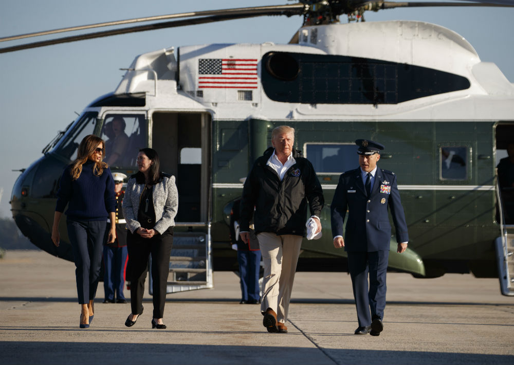 Melania Trump abandonó la Washington D.C. con un atuendo un poco más formal y sus acostumbrados tacos. (AP)