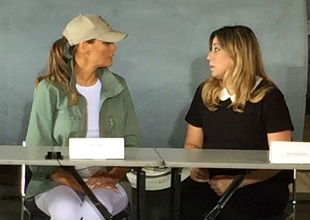 El elemento que más ha llamado la atención en las redes sociales son las botas Timberland. En la foto, Melania conversa con la primera dama de Puerto Rico, Beatriz Rosselló. (mabel.figueroa@gfrmedia.com)