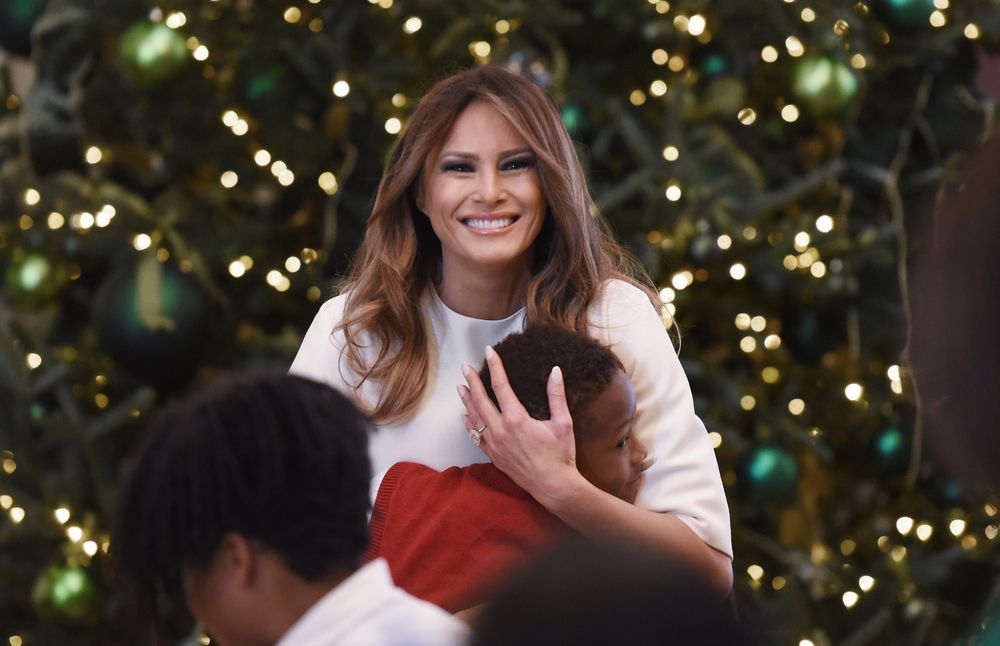 La primera dama de Estados Unidos participó en un taller de manualidades con un grupo de niños de la base aérea de Andrews, durante la jornada de presentación de la decoración navideña de la Casa Blanca, en 27 de noviembre de 2017. (Foto: Archivo)