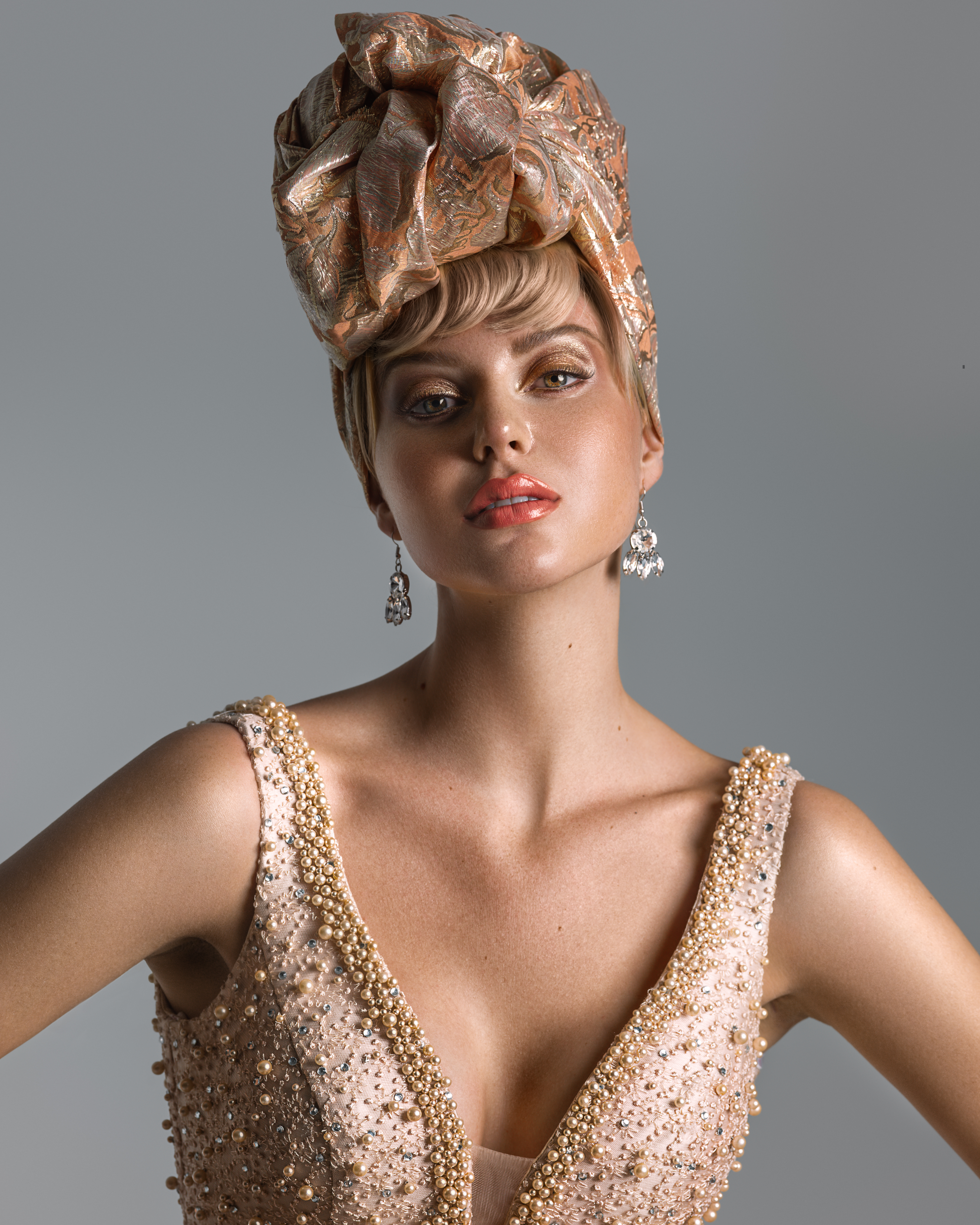 Turbante, de Christian Siriano; pantallas, de Givenchy; y vestido de Cecilia Couture/ New York Dress. (Foto: Suministrada/ Matthew Schaeffer)