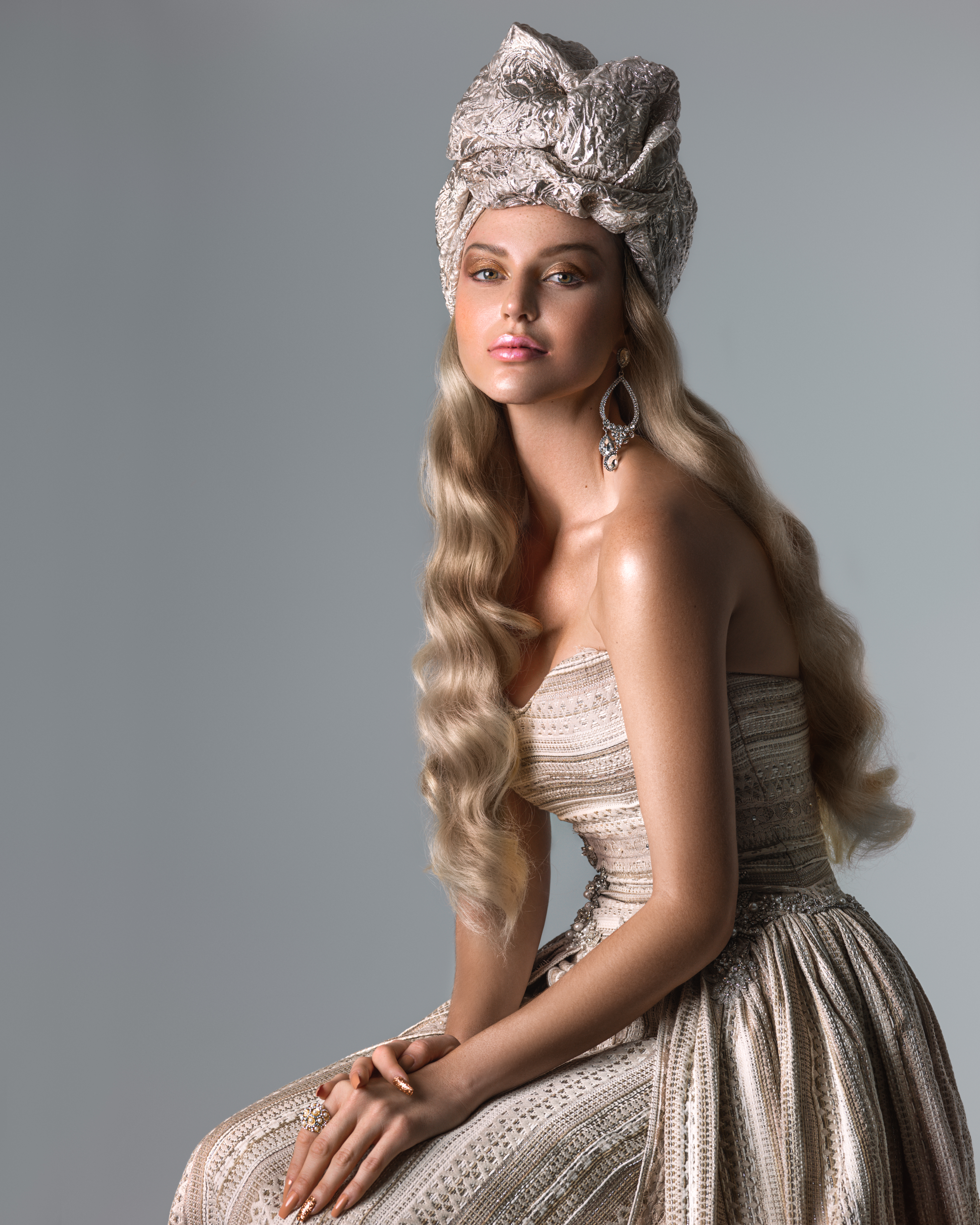 Turbante, de Christian Siriano; pantallas, de Givenchy; sortija, de Pilgrim/ NYC; y vestido, de Celestino Couture. (Foto: Suministrada/ Matthew Schaeffer)