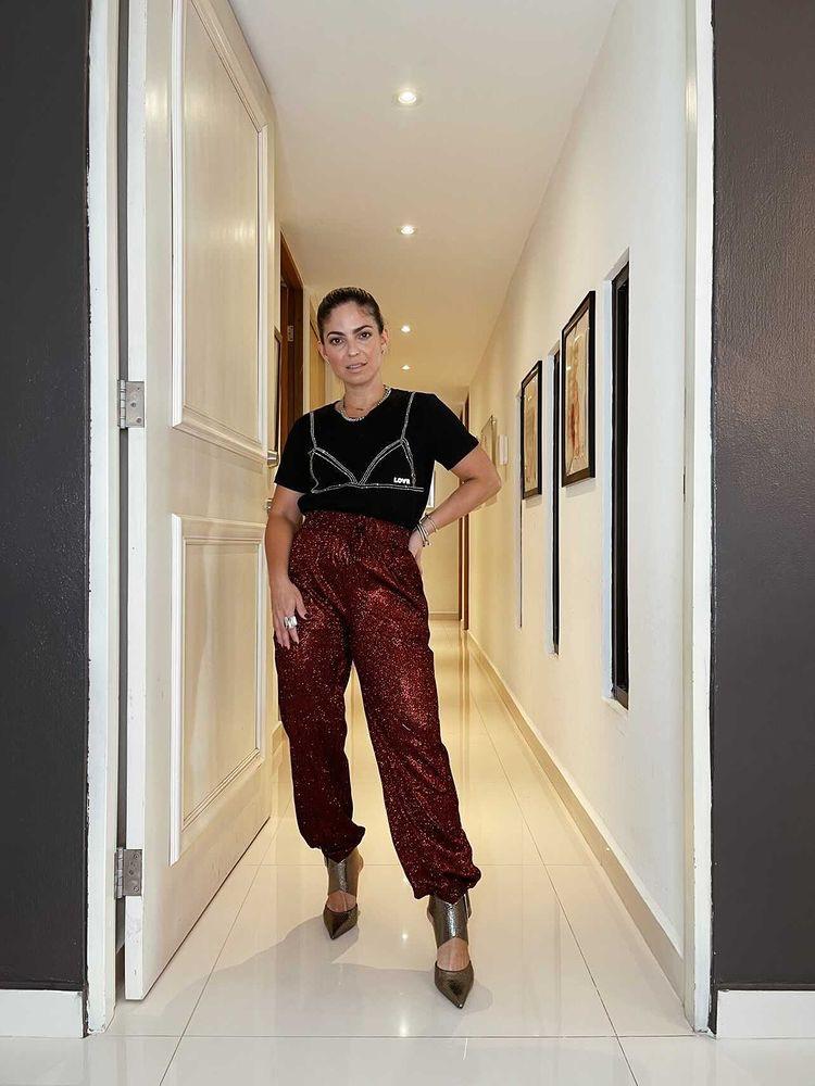 Pantalón tipo “jogger” en lentejuelas de Moda Gallery. (Suministrada)