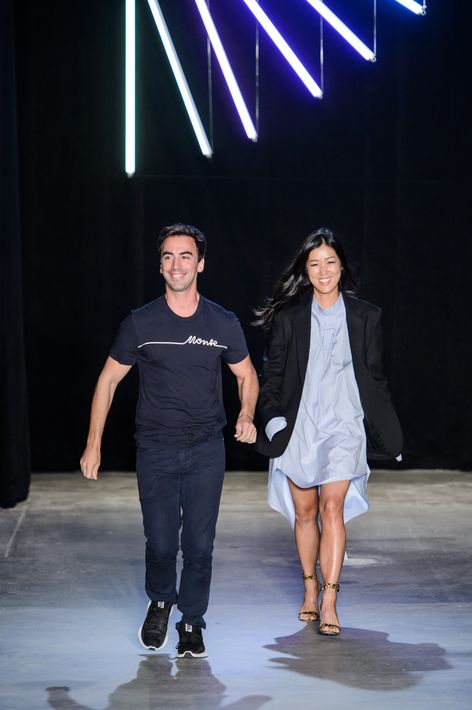La pareja del momento - En los últimos dos años, Laura Kim y Fernando García se han convertido en dos de los diseñadores más prometedores de la industria de la moda estadounidense. Esta pareja le ha dado un aire más juvenil a la prestigiosa casa de moda creada por el fenecido diseñador dominicano, Oscar de la Renta. En esta colección se destacó un estilo más exótico con estampados étnicos y túnicas. Además, la joven pareja continúa expandiendo la buena fama de su marca Monse, la cual cada vez gusta más entre celebridades. (Foto: WGSN)