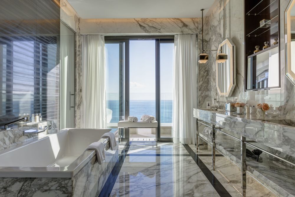Tiene dos habitaciones, espacio de oficina, dos salones, sala, comedor, cocina, baños con bañera, ducha hammam, sauna, piscina exterior y un jacuzzi. Foto suministrada.