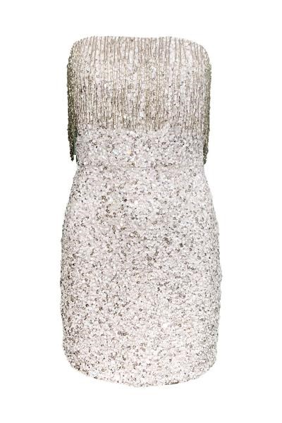Vestido blanco “strapless” con detalle de lentejuela y detalles de flecos plateados de Olivia Boutique. (Suministrada)