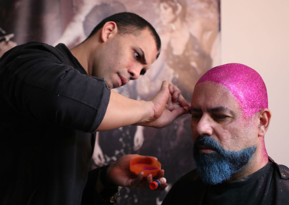 El diseñador integró brillo y mucho color a su barba y cabeza rapada. (Juan Luis Martínez/ GFR Media)