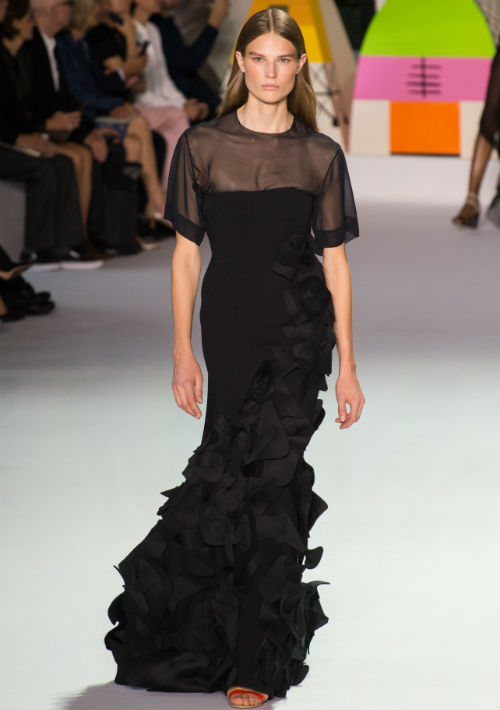 Meryl Streep - Para ella no es algo nuevo acudir a un evento de alfombra roja vestida de negro. Este parece ser uno de los colores preferidos de la nominada como mejor actriz dramática por su papel en “The Post”. Por su estilo más conservador, luciría muy bien con este vestido de Akris que tiene un poco de transparencia en la parte superior y detalles de volantes en parte de la falda. (Foto: WGSN)