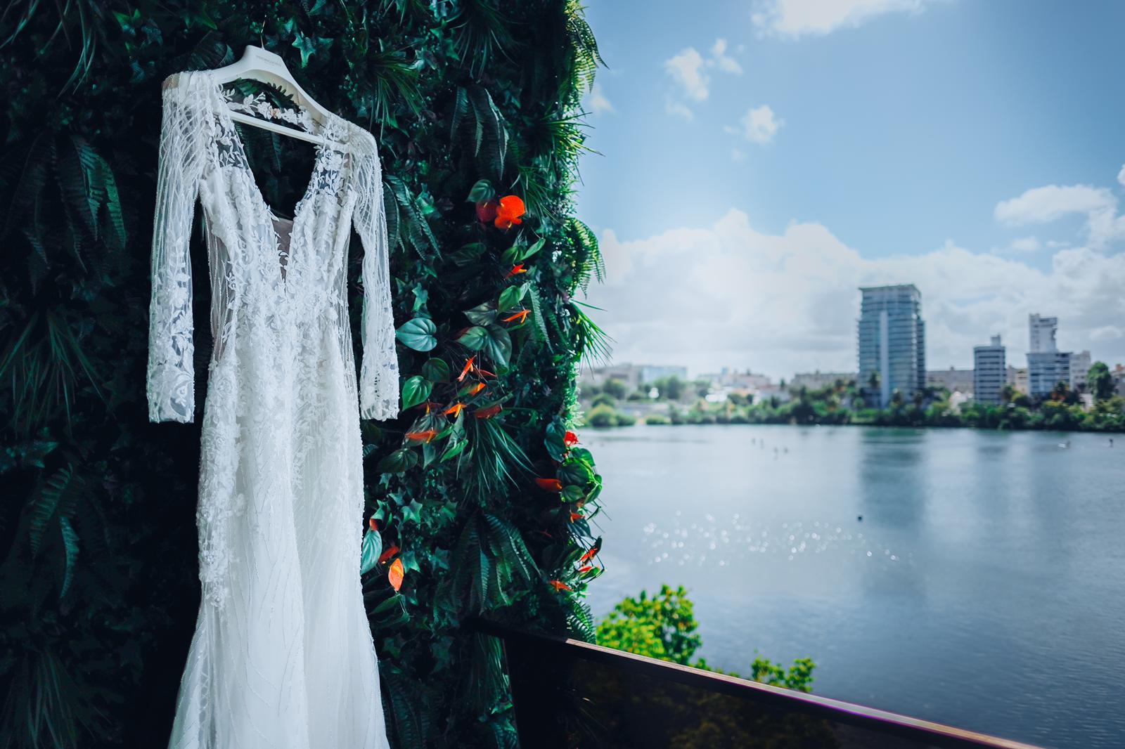 El vestido es de la marca Pronovias. (Foto: Emilio Leon Photography)