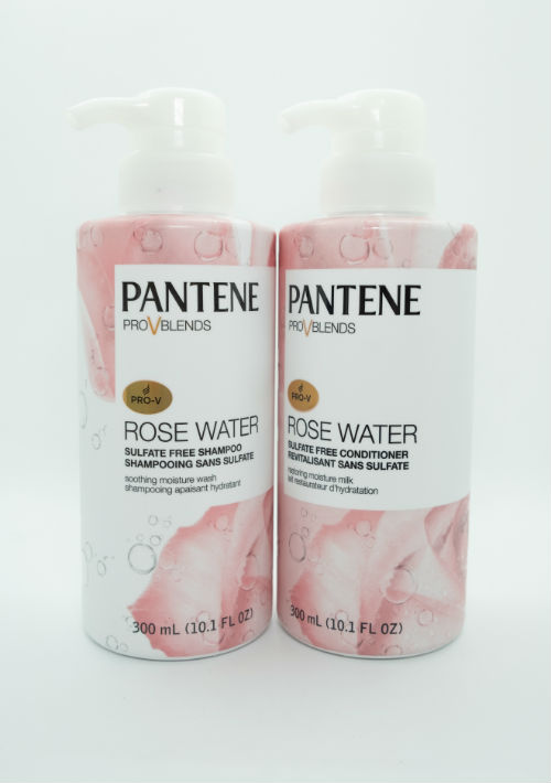 Sin sulfatos - Pantene se une al movimiento de productos para el cabello sin sulfatos y presenta la colección Pantene Pro-V Rose Water. Este sistema de champú y acondicionador cuenta con ingredientes conocidos por hidratar la piel, combinando agua de rosas de pétalos y capullos de la planta Rosa Gálica - que se encontró es rica en Vitaminas B3 y B5 - con su legendaria pro-Vitamina B-5 y antioxidantes.