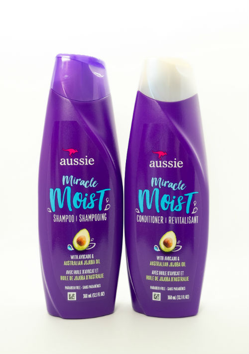 Para el verano - El agua de mar reseca los cabellos y, a los teñidos, más que a los demás. Por eso, la marca Aussie apuesta a las fórmulas de la línea Miracle Moist con ingredientes como aceite de jojoba, aloe, aguacate y algas marinas que dejan tu cabello suave y manejable.