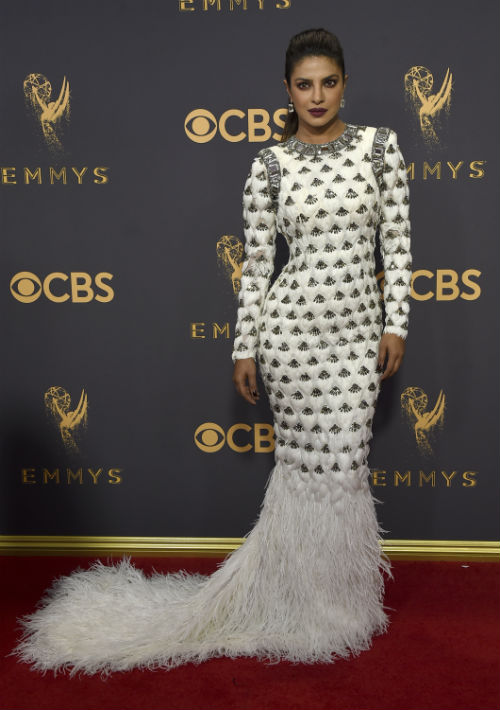 Priyanka Chopra, como siempre, llegó muy elegante con un vestido blanco ajustado con aplicaciones plateadas y cola en plumas, de Balmain. (AP)