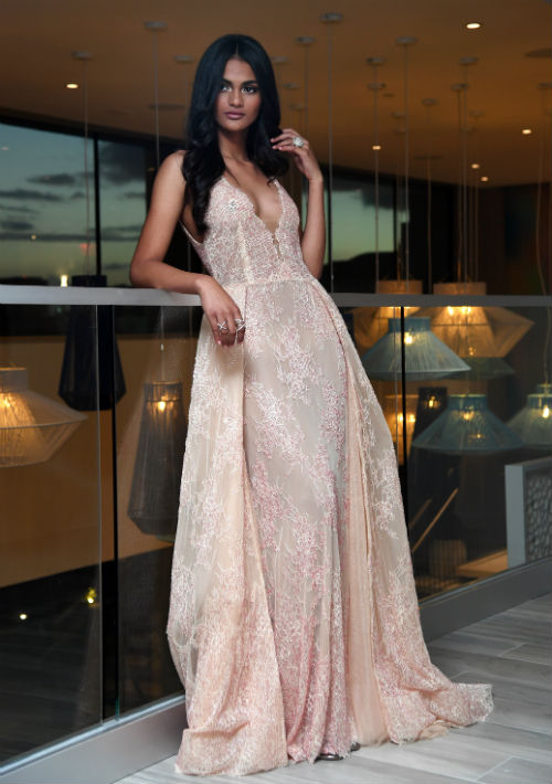Laura luce traje rosado, de Stella Nolasco. (Foto: Andre Kang)