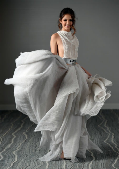 Vestido blanco y gris, de Gustavo Arango, en The Mall of San Juan; sandalias color plata, de Novus, en Plaza las Américas; y cartera, de Galería. (Foto: Andre Kang)